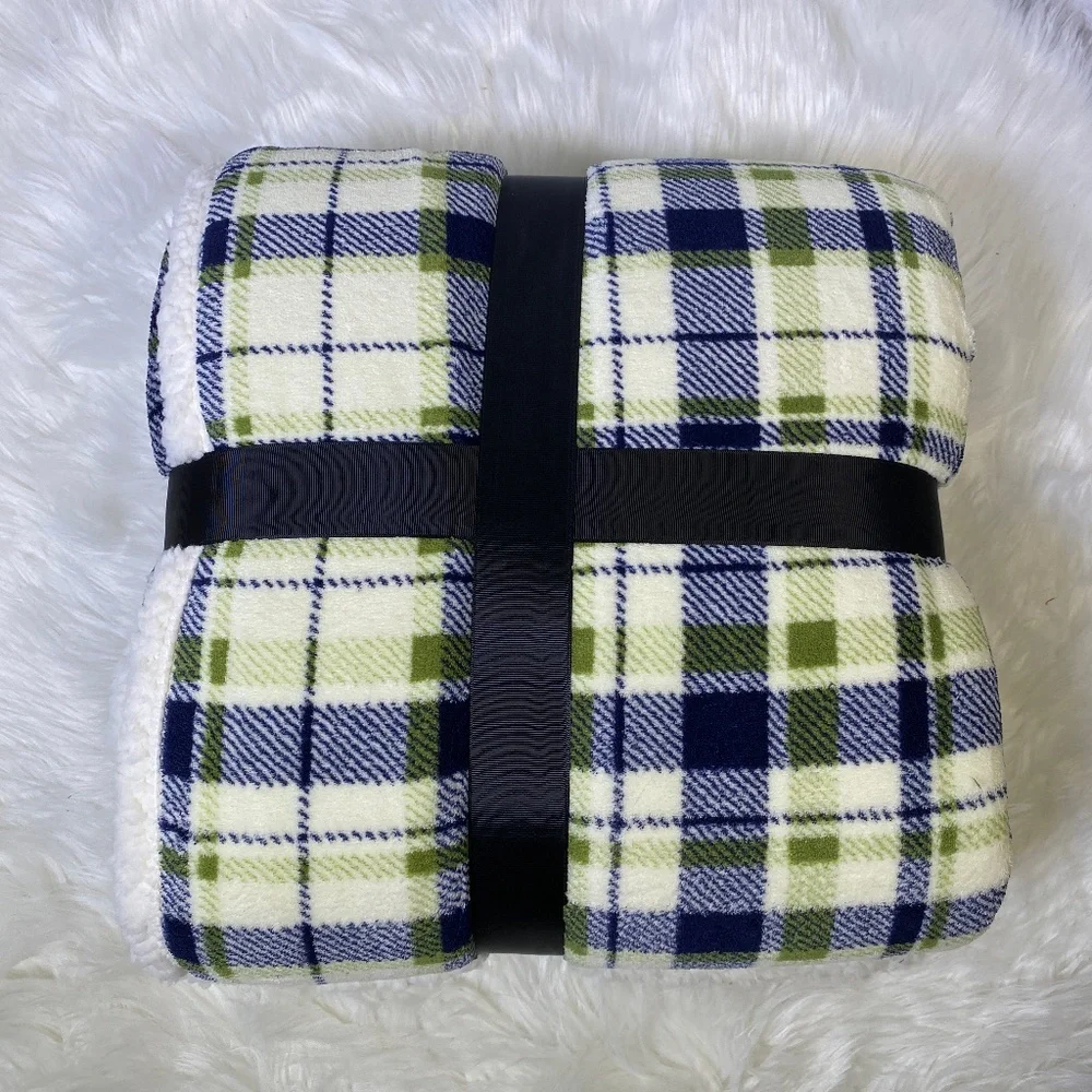 ✨FINAL STOCK✨Navy & White Plaid Micromink Sherpa Throw - Picture 2 of 3